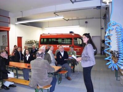 Bürgermeisterin Martina Falkenberg mit Gemeindevertretern im Feuerwehrgerätehaus