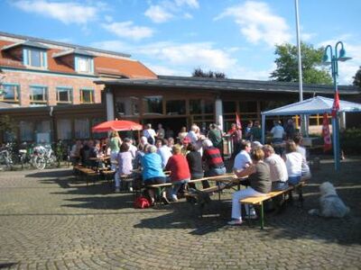 Rund 80 Bürgerinnen und Bürger grillten mit der SPD.