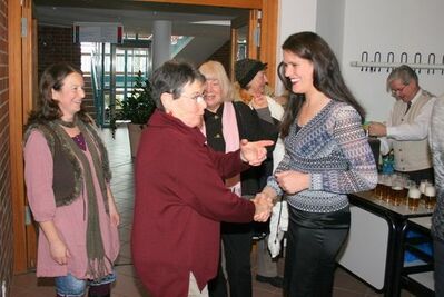 Bürgermeisterin Martina Falkenberg (SPD) begrüßt die Bürger.