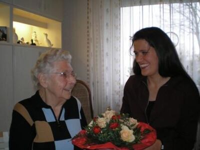 Bürgermeisterkandidatin Martina Falkenberg wünscht Alida Meyer alles Gute.