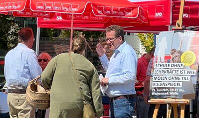 Martin Habersaat (Landtagsabgeordneter) im intensiven Gespräch