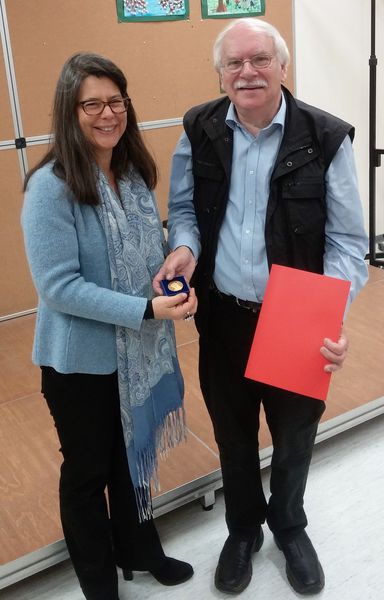 Bundestagsabgeordnete Nina Scheer übergibt Ingo Claßen die Willy-Brandt-Medaille