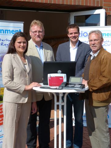 Dassendorfs Bürgermeisterin Martina Falkenberg (SPD) u.a. mit Markus Prang, Geschäftsführer Stadtwerke